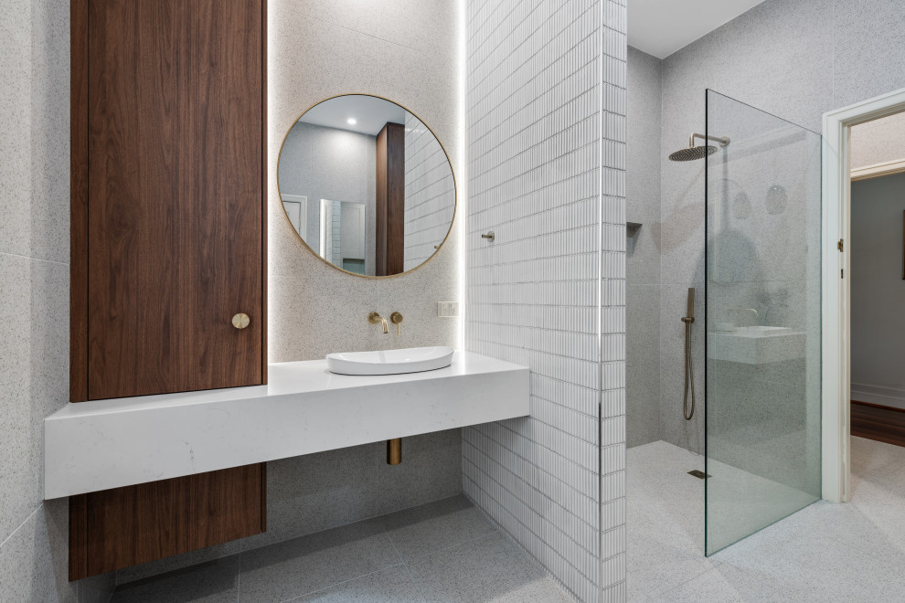Cette photo montre une salle de bain tendance avec des portes de placard blanches, meuble simple vasque et meuble-lavabo encastré.