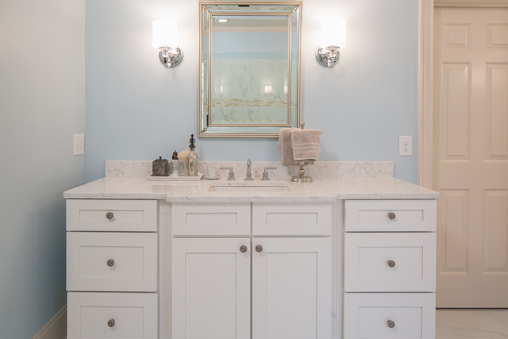 Inspiration för ett mellanstort vintage en-suite badrum, med skåp i shakerstil, vita skåp, blå väggar, ett undermonterad handfat och bänkskiva i kvarts
