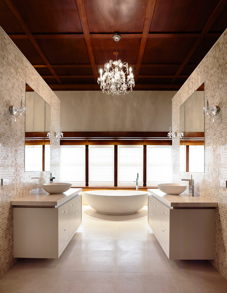 Идея дизайна: ванная комната в современном стиле с отдельно стоящей ванной, бежевой плиткой и плиткой мозаикой