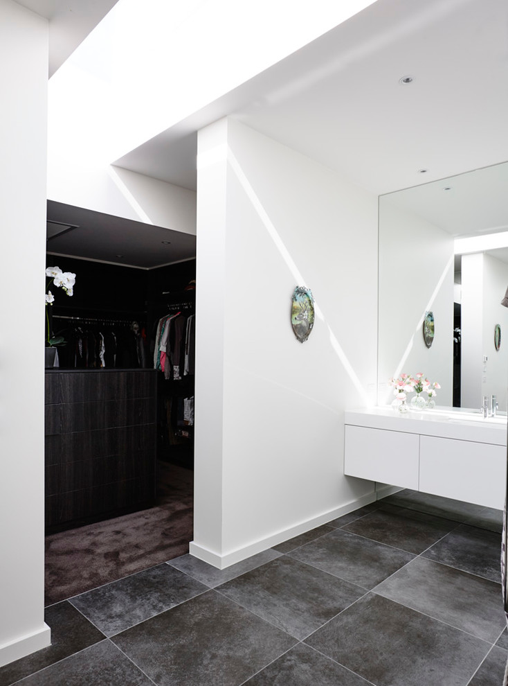 Immagine di una stanza da bagno padronale minimalista con ante lisce, ante bianche, piastrelle grigie, piastrelle in ceramica, pareti bianche, pavimento con piastrelle in ceramica, lavabo integrato e top in marmo