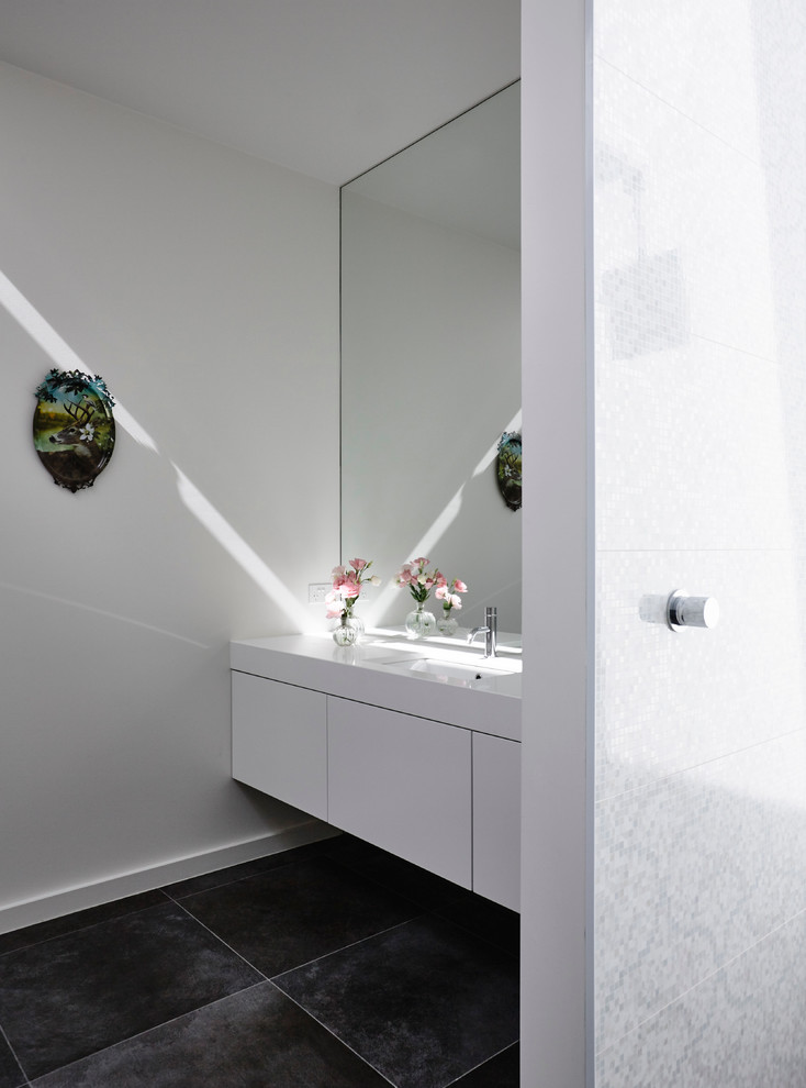 Modernes Badezimmer En Suite mit flächenbündigen Schrankfronten, weißen Schränken, Doppeldusche, grauen Fliesen, Keramikfliesen, weißer Wandfarbe, Keramikboden, integriertem Waschbecken und Marmor-Waschbecken/Waschtisch in Melbourne