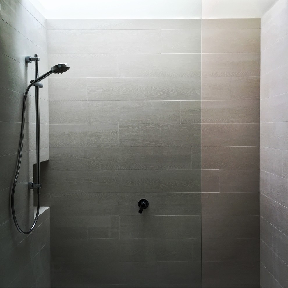 На фото: ванная комната среднего размера в современном стиле с керамической плиткой, полом из керамической плитки, открытым душем, серой плиткой и белыми стенами с
