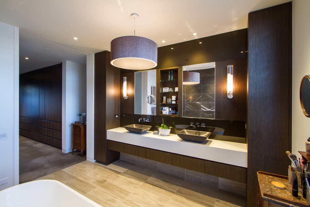 Idéer för ett stort modernt en-suite badrum, med släta luckor, ett fristående badkar och ett fristående handfat