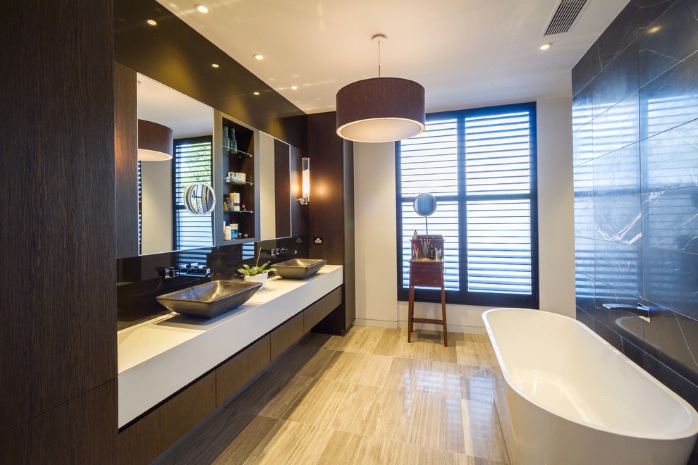 メルボルンにある広いコンテンポラリースタイルのおしゃれなマスターバスルーム (フラットパネル扉のキャビネット、置き型浴槽、ベッセル式洗面器) の写真