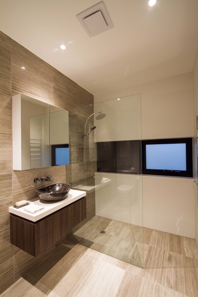 Foto di una grande stanza da bagno con doccia design con ante lisce, doccia a filo pavimento e lavabo a bacinella