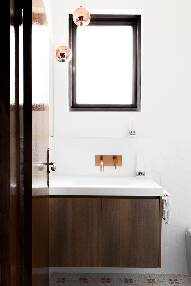 На фото: главная ванная комната среднего размера в современном стиле с плоскими фасадами, темными деревянными фасадами, белыми стенами, накладной раковиной, разноцветным полом, накладной ванной, душем в нише, раздельным унитазом, керамической плиткой, полом из керамической плитки, столешницей из ламината, открытым душем и белой столешницей