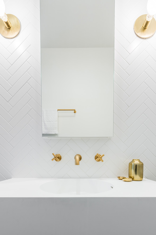 Пример оригинального дизайна: маленькая ванная комната в современном стиле с плоскими фасадами, белыми фасадами, душем в нише, унитазом-моноблоком, белой плиткой, керамической плиткой, белыми стенами, полом из керамогранита, душевой кабиной, монолитной раковиной, столешницей из искусственного камня, черным полом и душем с распашными дверями для на участке и в саду