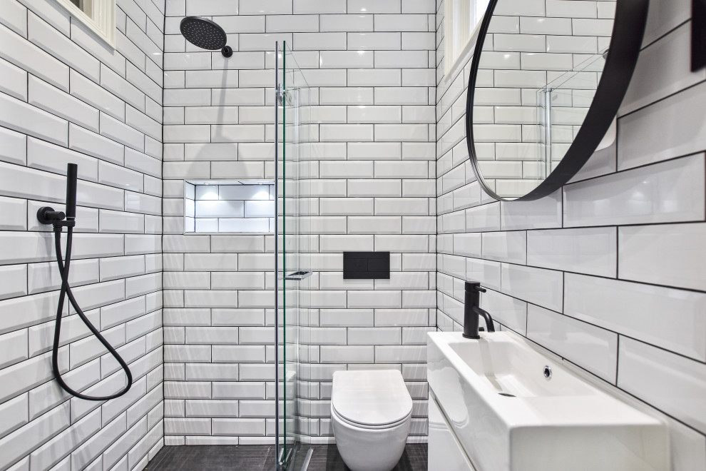 Esempio di una piccola stanza da bagno padronale minimalista con zona vasca/doccia separata, WC monopezzo, piastrelle diamantate, pavimento in gres porcellanato, pavimento grigio e nicchia
