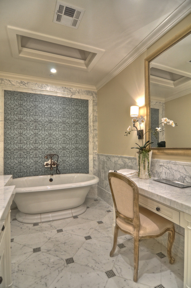 Foto de cuarto de baño tradicional renovado con bañera exenta