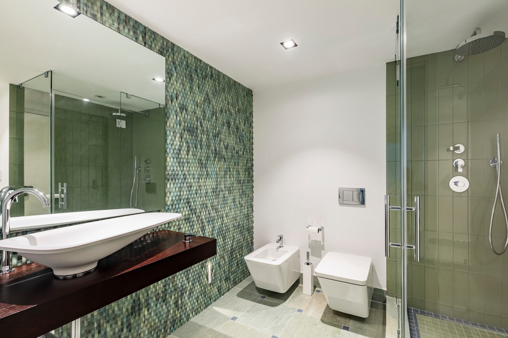 Modernes Badezimmer mit Waschtisch aus Holz in Miami