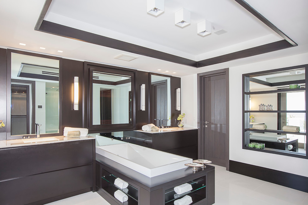 Foto di una stanza da bagno padronale design con lavabo sottopiano, ante lisce, ante marroni e pareti bianche