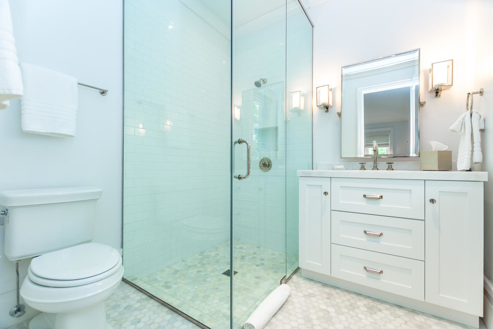Пример оригинального дизайна: главная ванная комната среднего размера с стеклянными фасадами, белыми фасадами, накладной ванной, бежевой плиткой, плиткой мозаикой, белыми стенами, полом из известняка, монолитной раковиной и мраморной столешницей