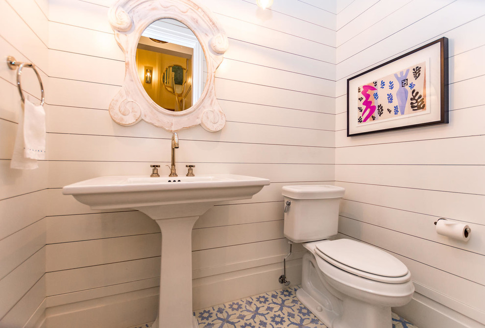 Источник вдохновения для домашнего уюта: главная ванная комната среднего размера с стеклянными фасадами, белыми фасадами, накладной ванной, бежевой плиткой, плиткой мозаикой, белыми стенами, полом из известняка, монолитной раковиной и мраморной столешницей