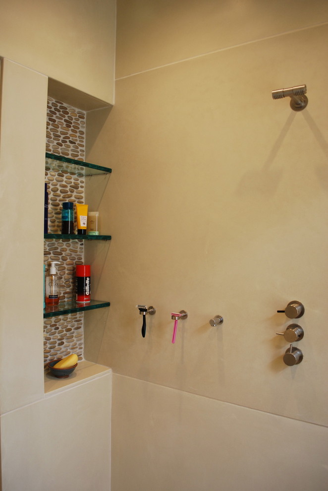 Idee per una grande stanza da bagno minimalista con lavabo integrato e doccia a filo pavimento