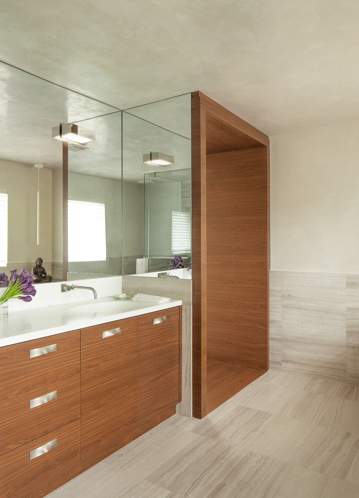 Großes Modernes Badezimmer En Suite mit flächenbündigen Schrankfronten, hellbraunen Holzschränken, farbigen Fliesen, beiger Wandfarbe, Unterbauwaschbecken und Marmor-Waschbecken/Waschtisch in Miami