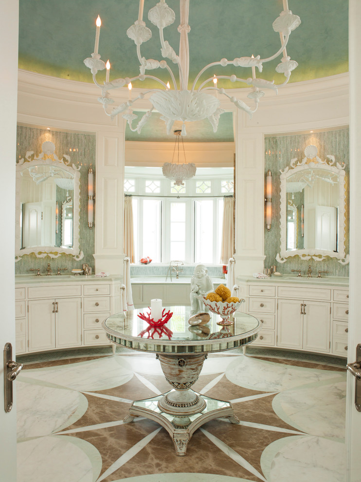 Imagen de cuarto de baño principal tropical con armarios con paneles empotrados, puertas de armario blancas y paredes azules