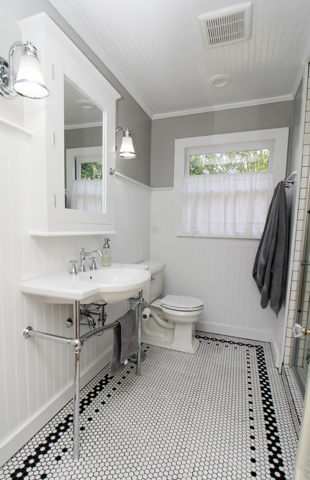 Идея дизайна: маленькая ванная комната в стиле кантри с фасадами в стиле шейкер, белыми фасадами, душем в нише, раздельным унитазом, белой плиткой, плиткой кабанчик, серыми стенами, полом из мозаичной плитки, душевой кабиной, раковиной с пьедесталом, белым полом и душем с распашными дверями для на участке и в саду