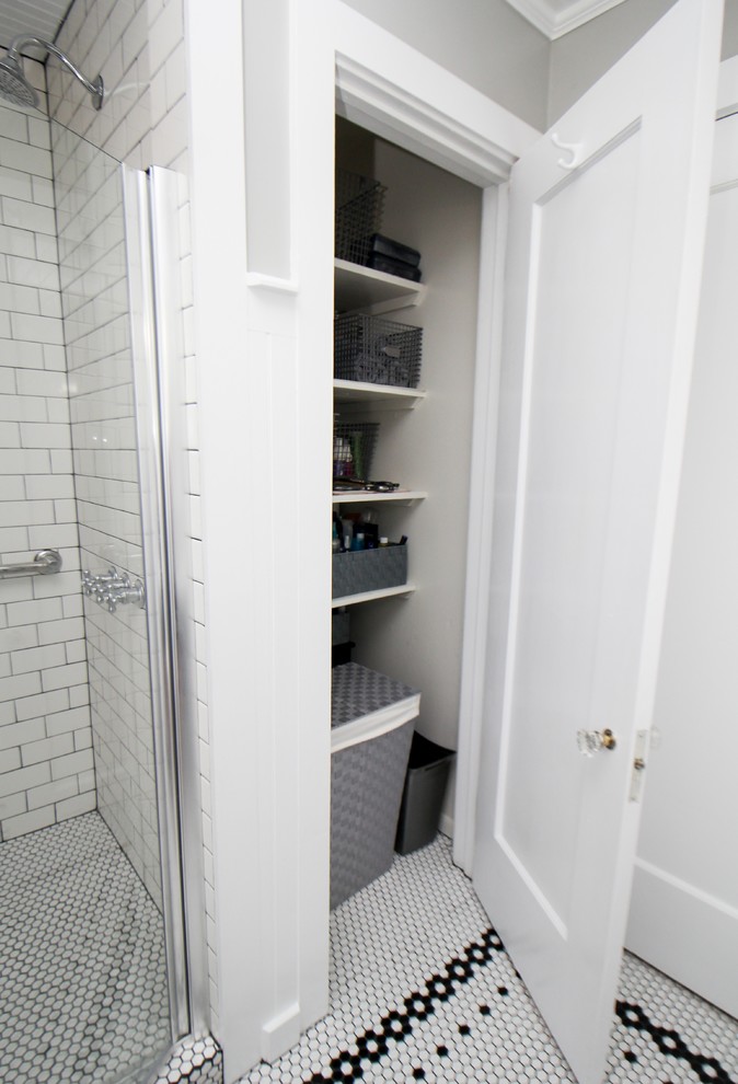 Свежая идея для дизайна: маленькая ванная комната в стиле кантри с фасадами в стиле шейкер, белыми фасадами, душем в нише, раздельным унитазом, белой плиткой, плиткой кабанчик, серыми стенами, полом из мозаичной плитки, душевой кабиной, раковиной с пьедесталом, белым полом и душем с распашными дверями для на участке и в саду - отличное фото интерьера