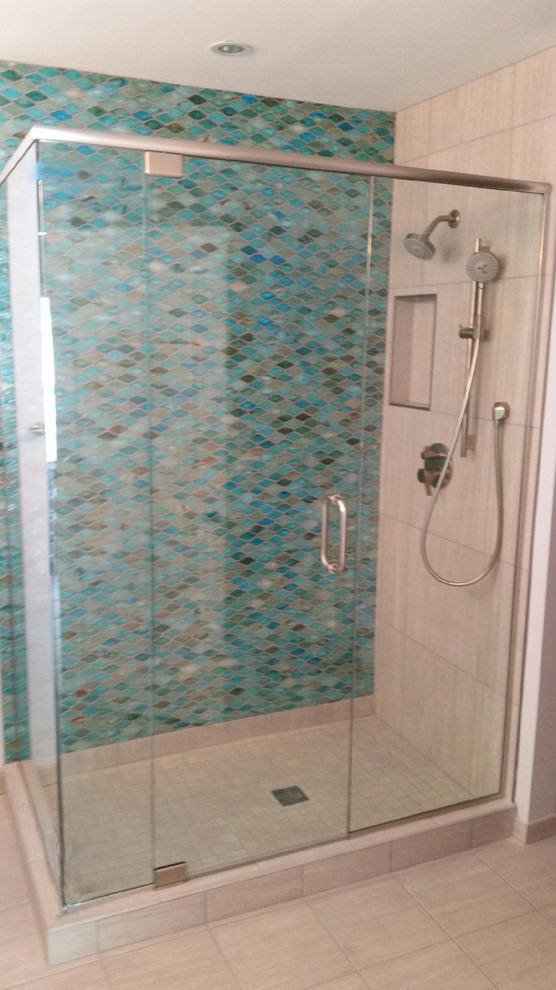 Idee per una stanza da bagno costiera con doccia ad angolo, piastrelle di vetro, top in cemento, pavimento beige e porta doccia a battente