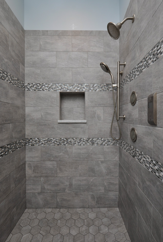 На фото: большая главная ванная комната в морском стиле с фасадами в стиле шейкер, белыми фасадами, угловым душем и столешницей из искусственного кварца с