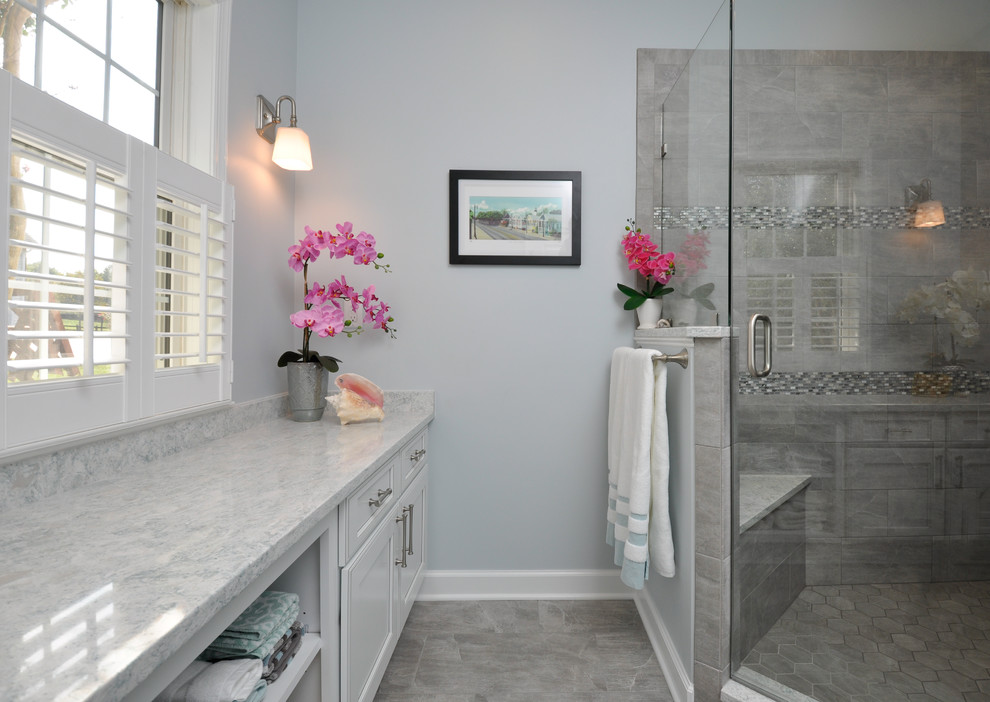 Esempio di una grande stanza da bagno padronale stile marinaro con ante in stile shaker, ante bianche, doccia ad angolo e top in quarzo composito