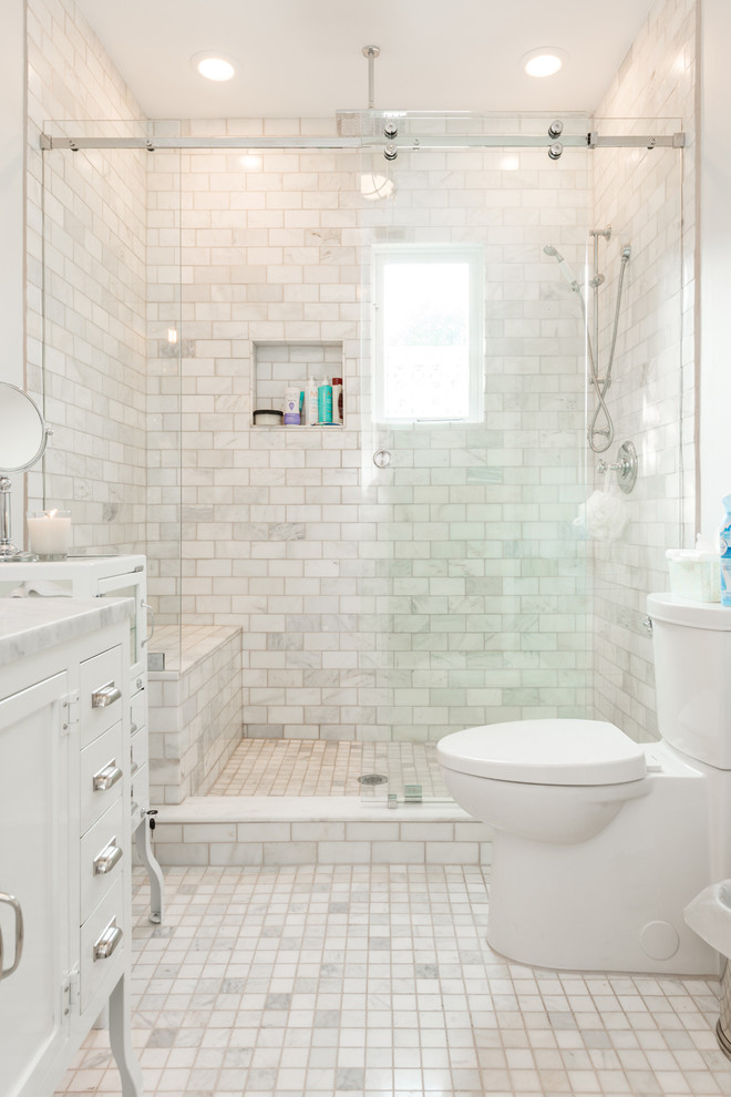 Exemple d'une salle de bain chic de taille moyenne avec des portes de placard blanches, un plan de toilette en marbre, un carrelage blanc, des dalles de pierre, un mur blanc et un sol en marbre.