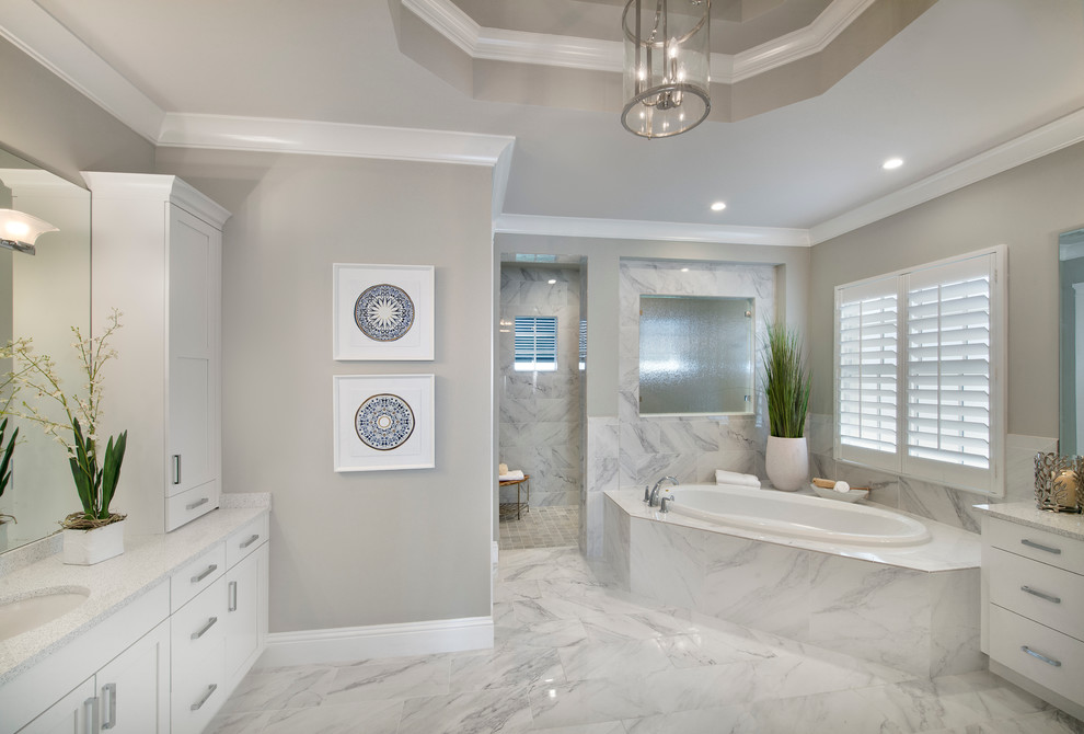 Inredning av ett klassiskt stort en-suite badrum, med skåp i shakerstil, vita skåp, ett platsbyggt badkar, en kantlös dusch, grå väggar, marmorgolv, ett undermonterad handfat, bänkskiva i terrazo, med dusch som är öppen och vitt golv