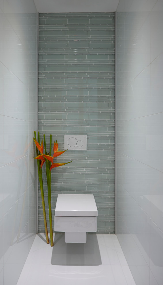Esempio di una piccola stanza da bagno con doccia contemporanea con WC monopezzo, piastrelle bianche, piastrelle di vetro, pareti bianche e pavimento in marmo