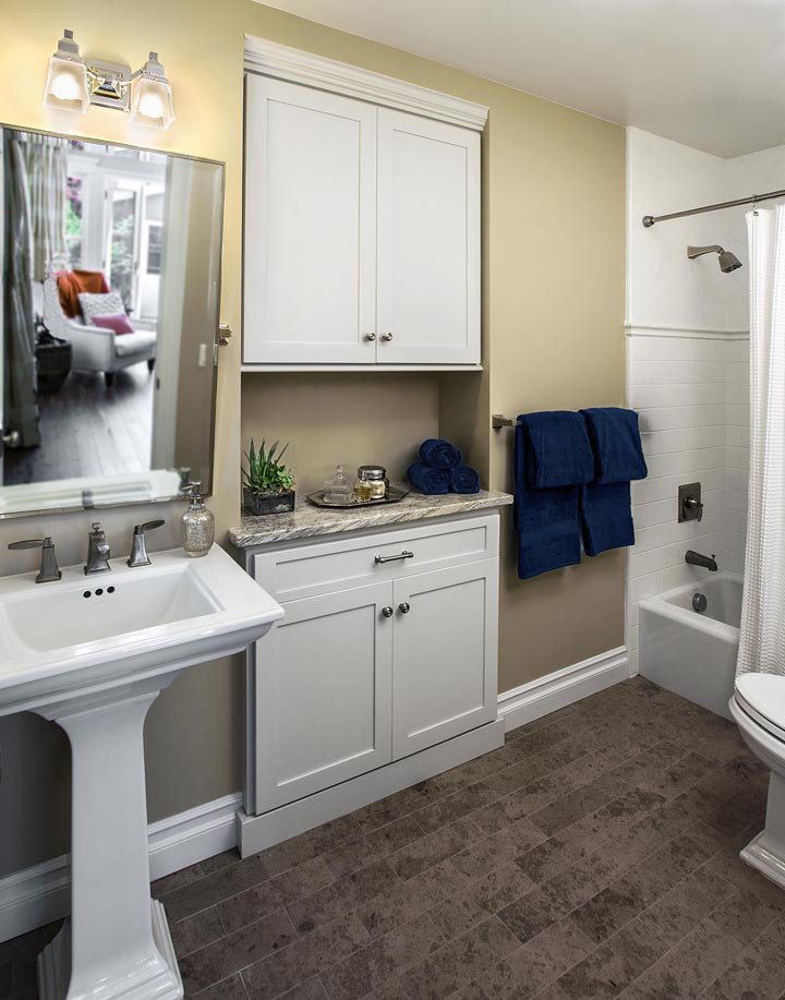 Exempel på ett mellanstort klassiskt en-suite badrum, med ett piedestal handfat, skåp i shakerstil, vita skåp, marmorbänkskiva, en dusch/badkar-kombination, beige kakel, keramikplattor, beige väggar och klinkergolv i keramik