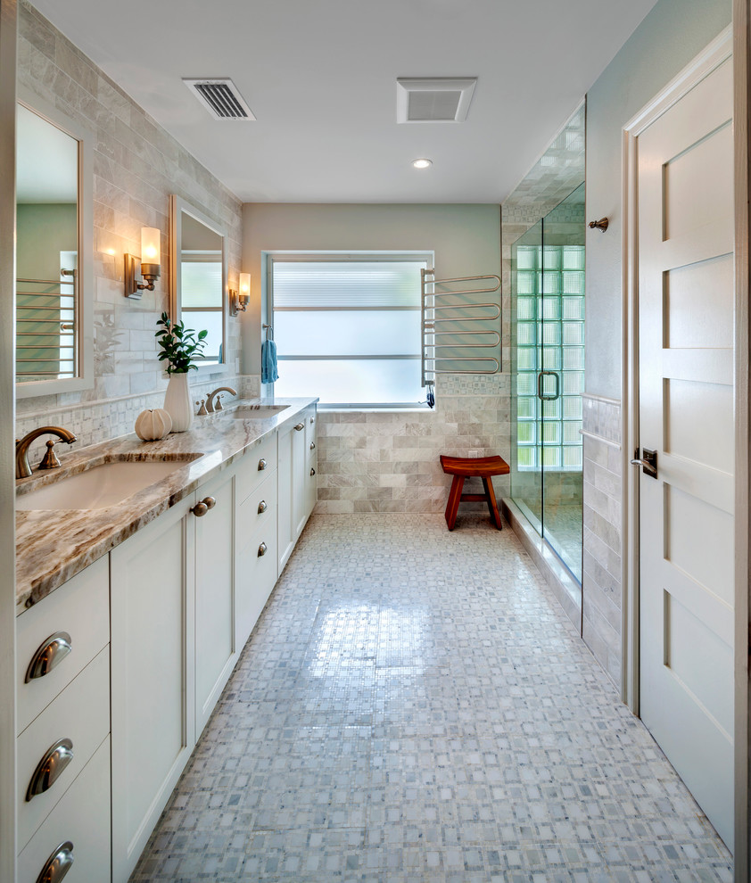 Идея дизайна: ванная комната в морском стиле с врезной раковиной, фасадами в стиле шейкер, белыми фасадами, душем в нише, бежевой плиткой, бежевыми стенами и полом из мозаичной плитки