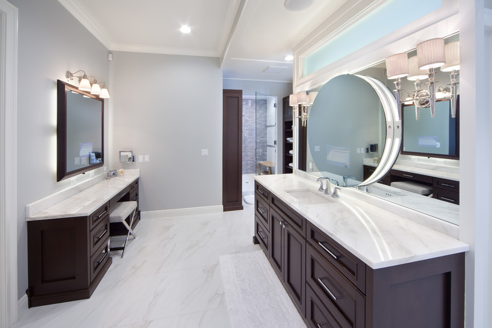 Foto de cuarto de baño clásico renovado con armarios estilo shaker, puertas de armario de madera en tonos medios, encimera de granito y baldosas y/o azulejos blancos
