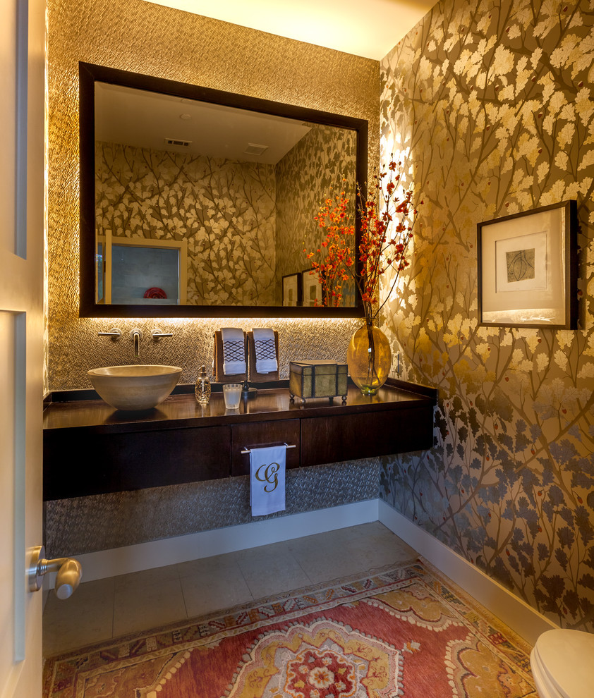 Exempel på ett litet retro badrum med dusch, med släta luckor, skåp i mörkt trä, en toalettstol med hel cisternkåpa, grå kakel, kakel i metall, flerfärgade väggar, klinkergolv i keramik, ett fristående handfat, träbänkskiva och beiget golv