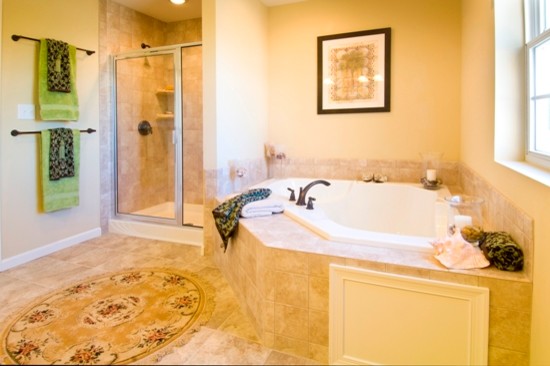 Стильный дизайн: большая главная ванная комната в классическом стиле с угловой ванной, душем в нише, бежевой плиткой, керамогранитной плиткой и бежевыми стенами - последний тренд