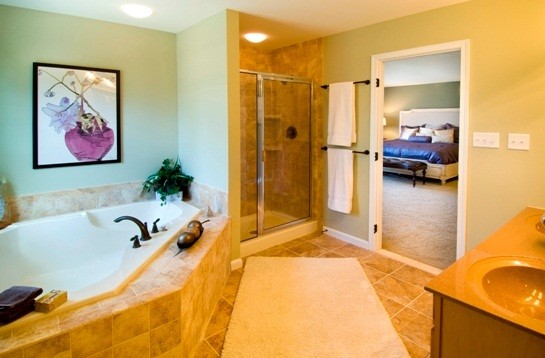 Diseño de cuarto de baño principal tradicional de tamaño medio con bañera esquinera, ducha empotrada, baldosas y/o azulejos beige, baldosas y/o azulejos de piedra y lavabo integrado