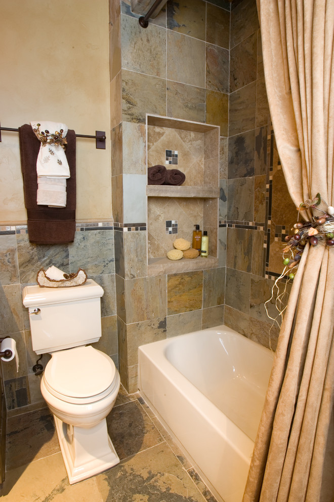 Idéer för att renovera ett mellanstort rustikt badrum med dusch, med ett badkar i en alkov, en toalettstol med hel cisternkåpa, beige kakel, beige väggar, travertin golv och ett undermonterad handfat