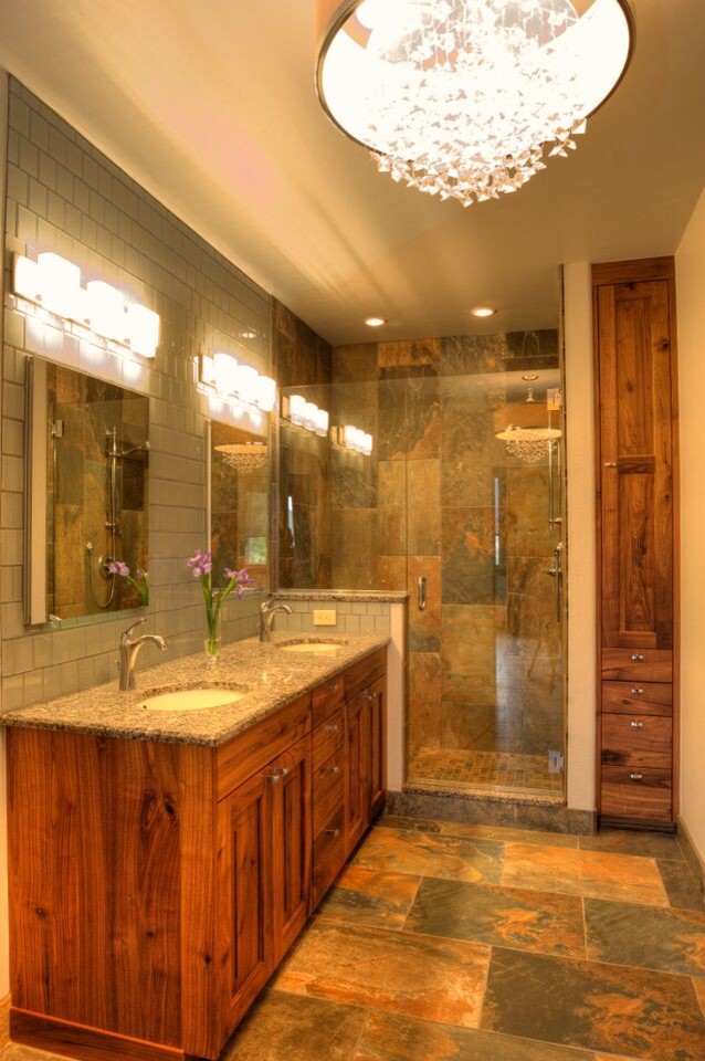 Foto di una stanza da bagno padronale stile rurale di medie dimensioni con ante in stile shaker, ante in legno scuro, doccia alcova, piastrelle di vetro, pavimento in ardesia, lavabo sottopiano, top in granito e porta doccia a battente