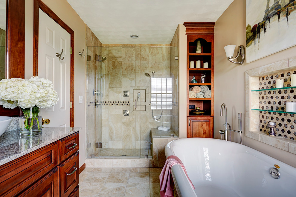 Idée de décoration pour une grande douche en alcôve principale méditerranéenne en bois brun avec un placard en trompe-l'oeil, une baignoire indépendante, WC séparés, un carrelage beige, des carreaux de porcelaine, un mur beige, un sol en carrelage de porcelaine, une vasque, un plan de toilette en surface solide, un sol beige et une cabine de douche à porte battante.