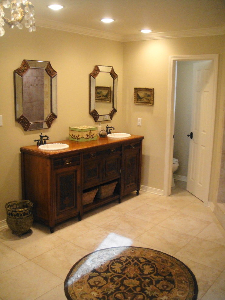 Idée de décoration pour une salle de bain tradition avec un placard avec porte à panneau surélevé.