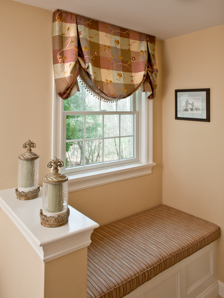 Immagine di una stanza da bagno chic con pareti beige
