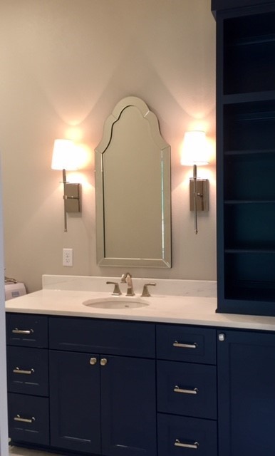 Idee per una stanza da bagno con doccia chic di medie dimensioni con ante in stile shaker, ante blu, pareti beige, pavimento in gres porcellanato, lavabo sottopiano, top in marmo e pavimento beige