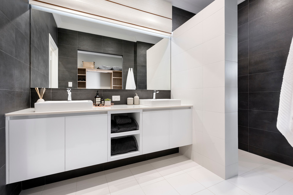 Стильный дизайн: главная ванная комната в современном стиле с открытым душем, белой плиткой, керамической плиткой и полом из керамической плитки - последний тренд