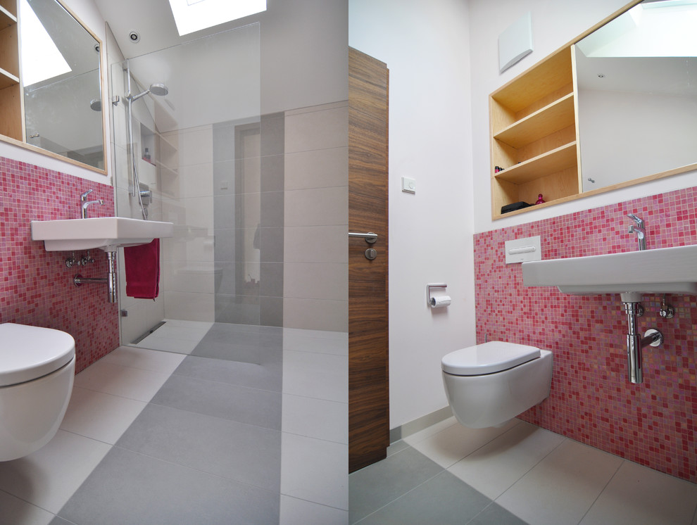 Kleines Modernes Badezimmer En Suite mit flächenbündigen Schrankfronten, weißen Schränken, Eckdusche, weißen Fliesen, Marmorfliesen, weißer Wandfarbe, Einbauwaschbecken, Mineralwerkstoff-Waschtisch und Schiebetür-Duschabtrennung in London