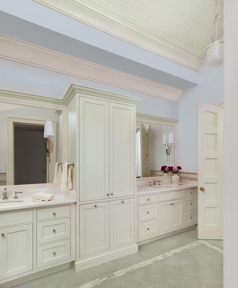Esempio di una stanza da bagno padronale tradizionale di medie dimensioni con ante beige, piastrelle grigie, pareti grigie, lavabo sottopiano e top in marmo
