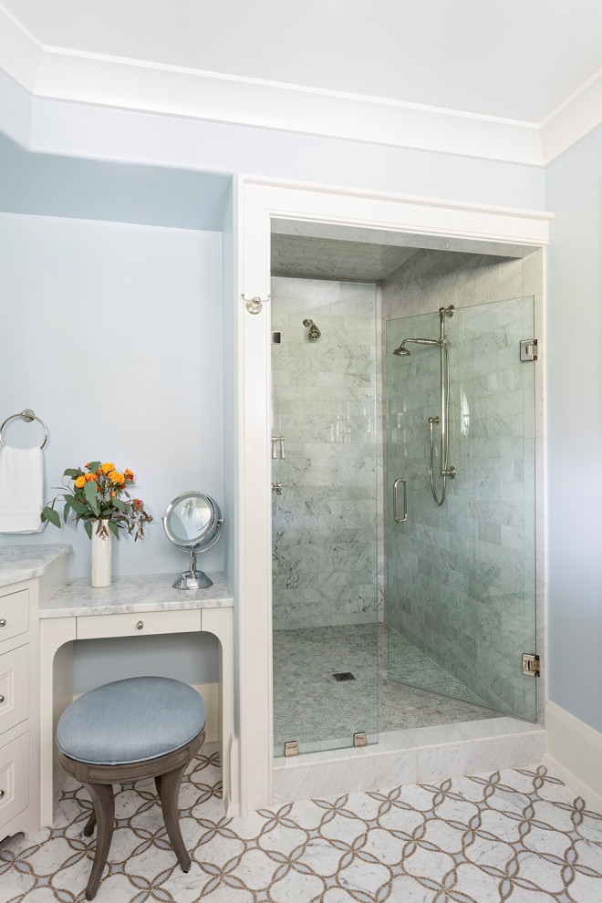 Esempio di una stanza da bagno stile marino con ante con riquadro incassato, ante beige, doccia alcova, piastrelle grigie, pareti blu, pavimento in marmo, pavimento multicolore, porta doccia a battente e top grigio