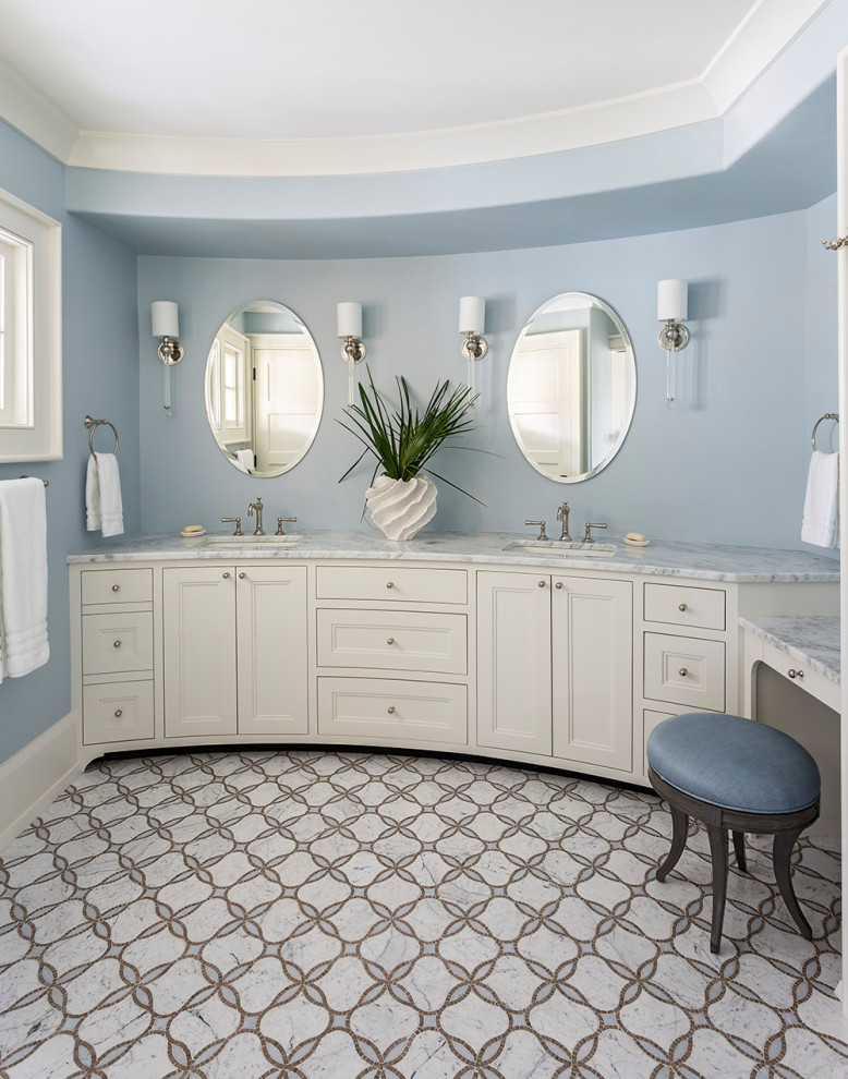Immagine di una stanza da bagno padronale costiera con ante con riquadro incassato, ante beige, pareti blu, pavimento in marmo, lavabo sottopiano, pavimento multicolore e top grigio