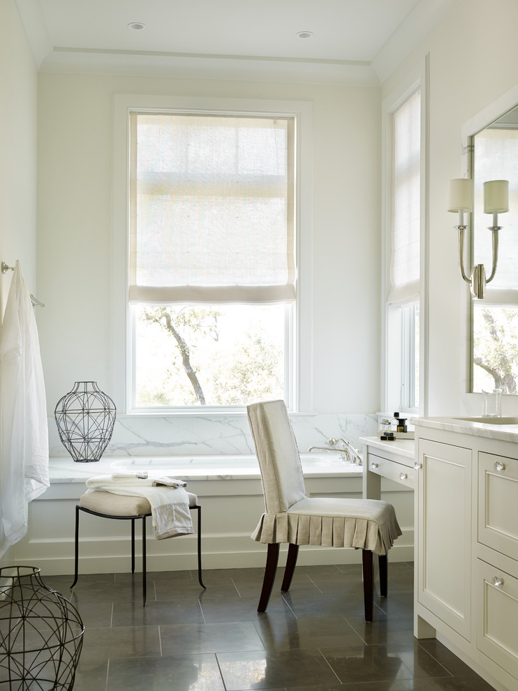 Diseño de cuarto de baño marinero con armarios estilo shaker, puertas de armario blancas, bañera encastrada, baldosas y/o azulejos blancos, baldosas y/o azulejos de piedra y paredes blancas