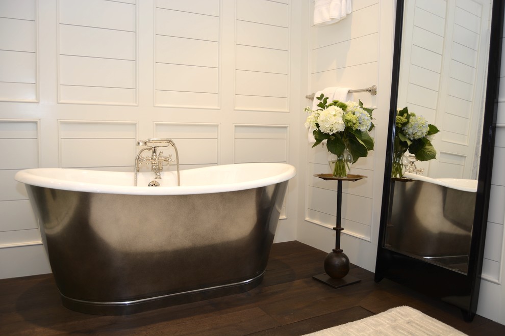 Klassisk inredning av ett stort vit vitt en-suite badrum, med skåp i shakerstil, vita skåp, ett fristående badkar, en dusch i en alkov, vita väggar, mörkt trägolv, marmorbänkskiva och dusch med gångjärnsdörr