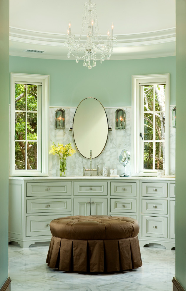 На фото: главная ванная комната в классическом стиле с фасадами с утопленной филенкой, белыми фасадами, белой плиткой, плиткой из листового камня, накладной раковиной, мраморной столешницей, синими стенами и мраморным полом с