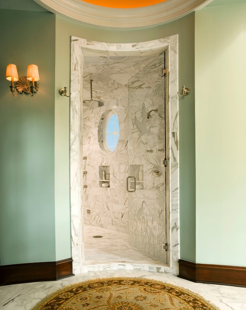 Diseño de cuarto de baño principal tradicional con ducha empotrada, baldosas y/o azulejos blancos, losas de piedra, paredes azules y suelo de mármol