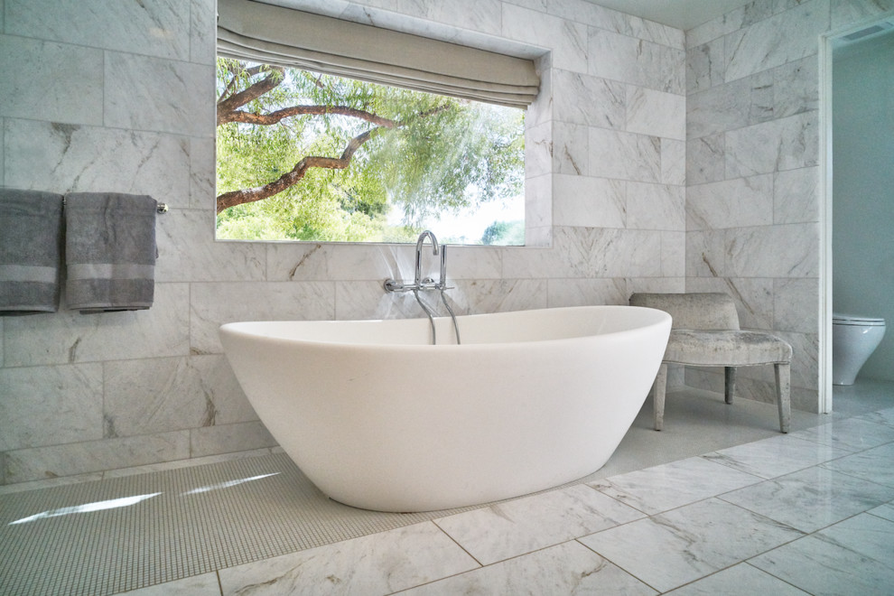 Großes Modernes Badezimmer En Suite mit freistehender Badewanne, Toilette mit Aufsatzspülkasten, weißen Fliesen, Marmorfliesen, weißer Wandfarbe, Marmorboden und weißem Boden in Phoenix